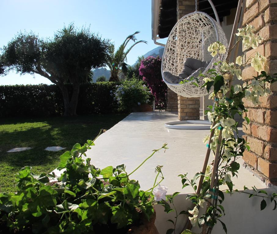 Seafront Calista Beach House With Garden غليفادا المظهر الخارجي الصورة