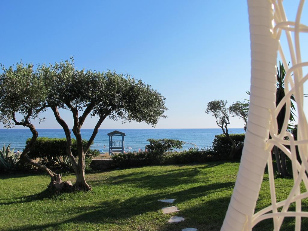Seafront Calista Beach House With Garden غليفادا المظهر الخارجي الصورة
