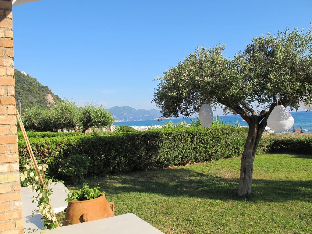 Seafront Calista Beach House With Garden غليفادا المظهر الخارجي الصورة
