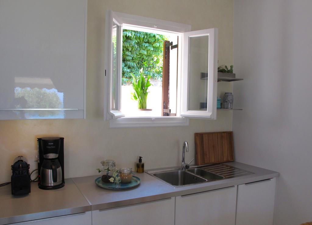 Seafront Calista Beach House With Garden غليفادا المظهر الخارجي الصورة