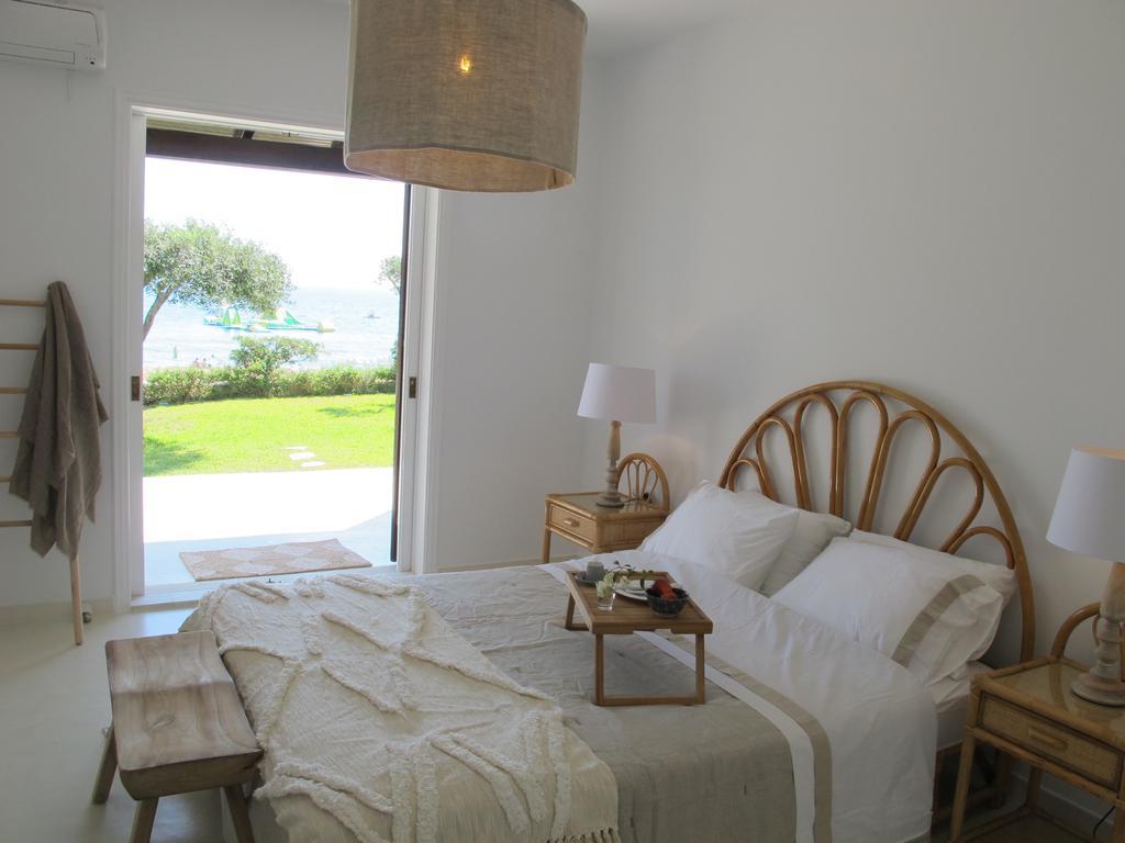 Seafront Calista Beach House With Garden غليفادا المظهر الخارجي الصورة