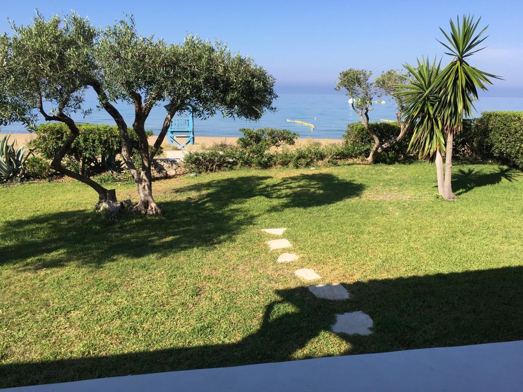 Seafront Calista Beach House With Garden غليفادا المظهر الخارجي الصورة
