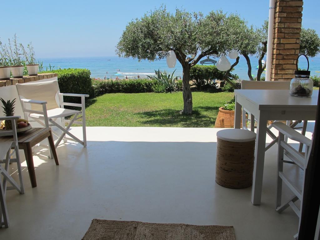 Seafront Calista Beach House With Garden غليفادا المظهر الخارجي الصورة