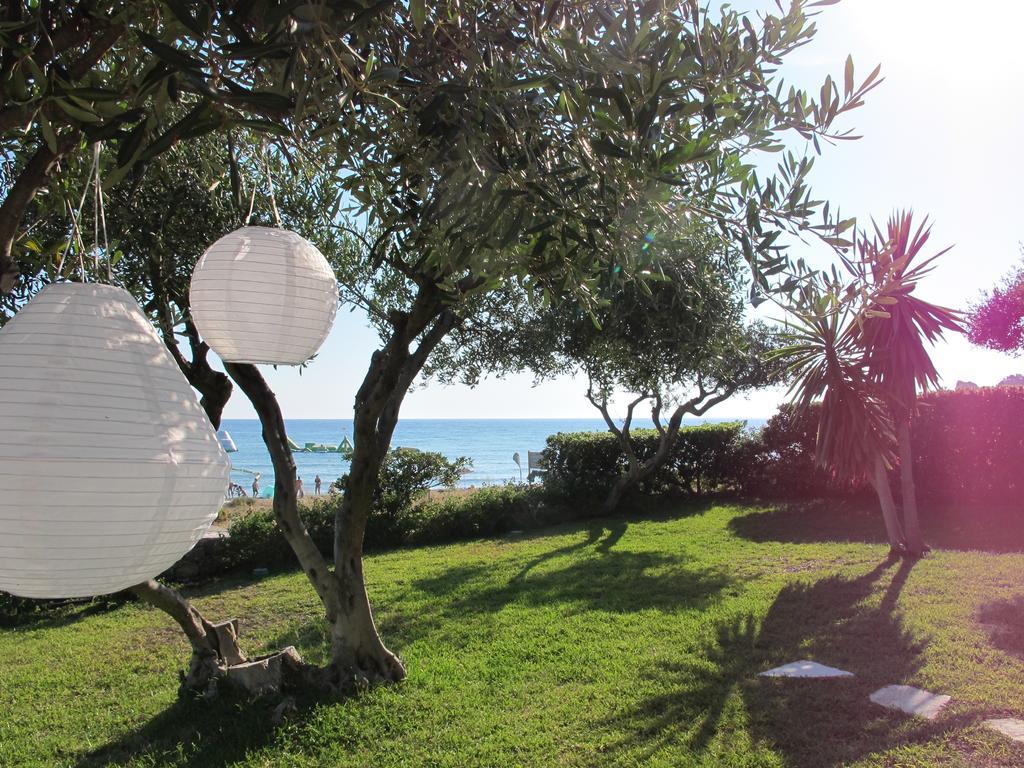 Seafront Calista Beach House With Garden غليفادا المظهر الخارجي الصورة