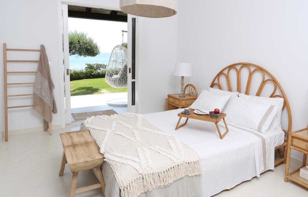 Seafront Calista Beach House With Garden غليفادا المظهر الخارجي الصورة