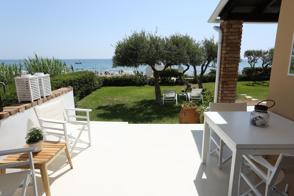 Seafront Calista Beach House With Garden غليفادا المظهر الخارجي الصورة