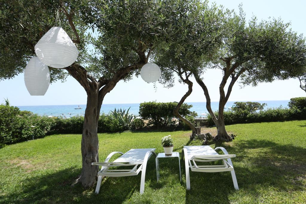 Seafront Calista Beach House With Garden غليفادا المظهر الخارجي الصورة