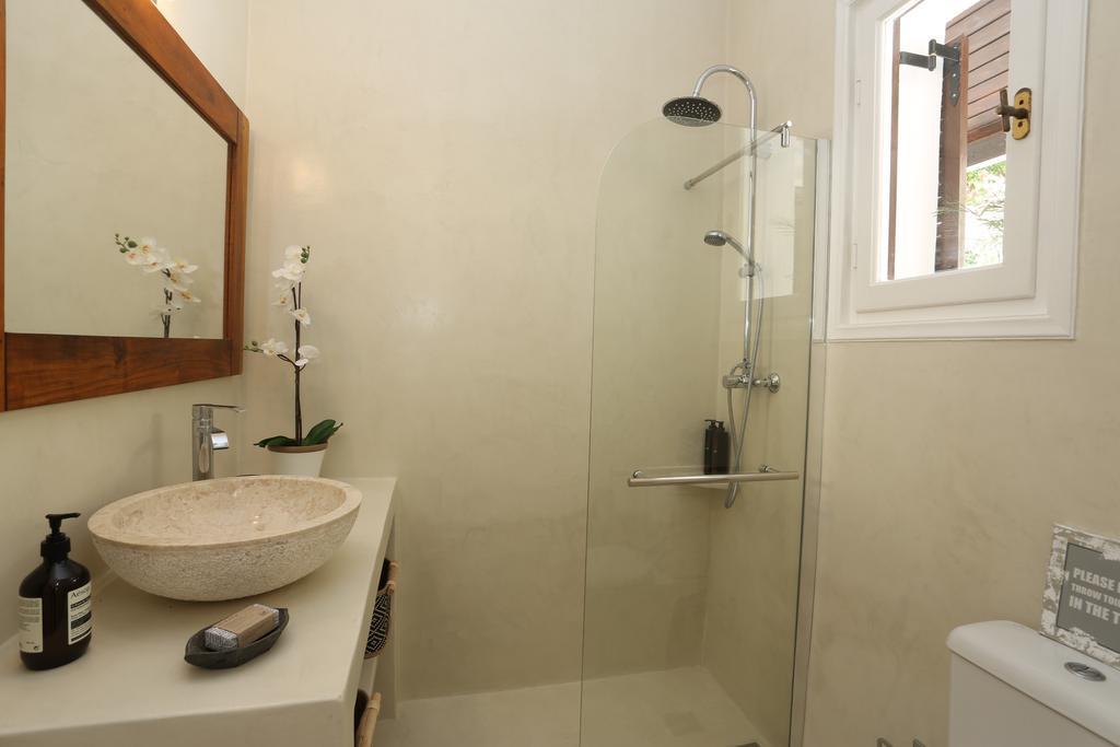 Seafront Calista Beach House With Garden غليفادا المظهر الخارجي الصورة