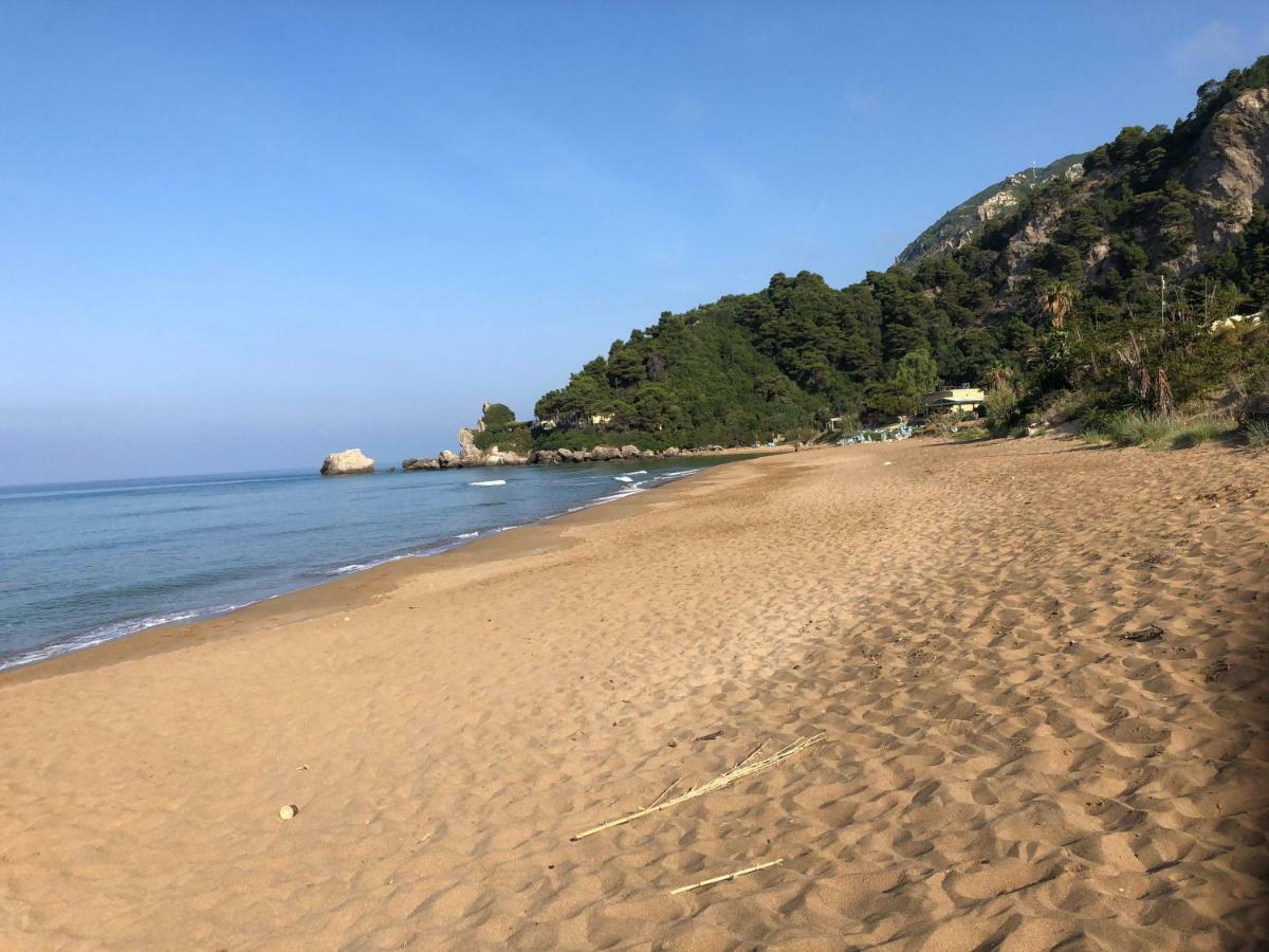 Seafront Calista Beach House With Garden غليفادا المظهر الخارجي الصورة